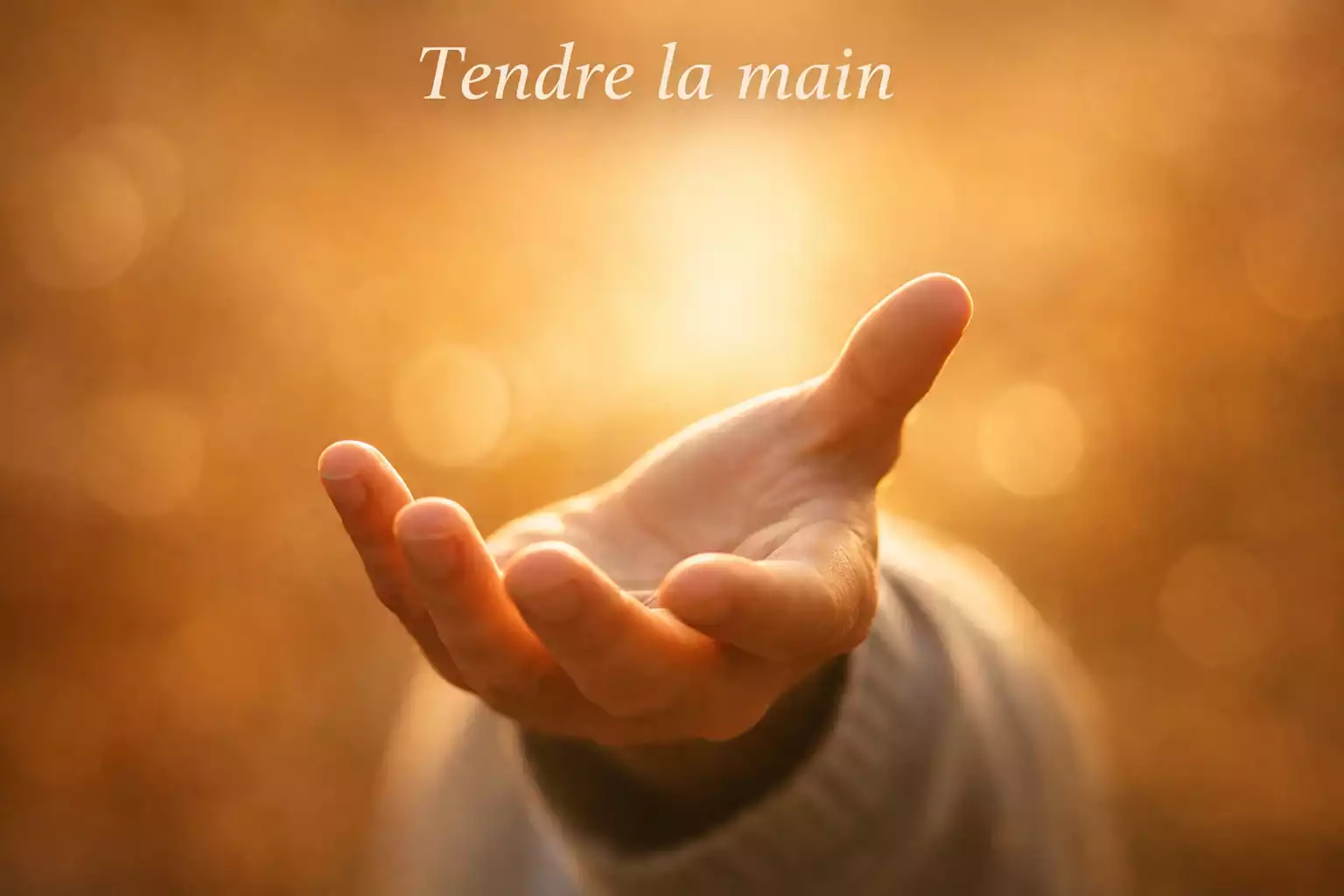 Main tendue en signe d'aide avec une lumière chaleureuse en arrière-plan