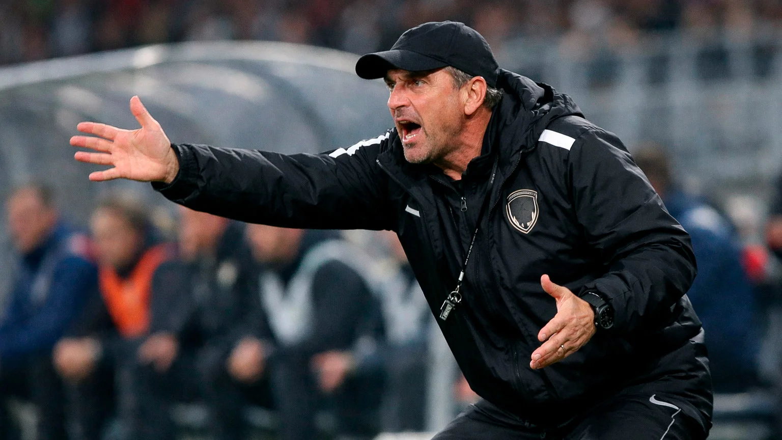 Entraîneur de football donnant des instructions sur le banc