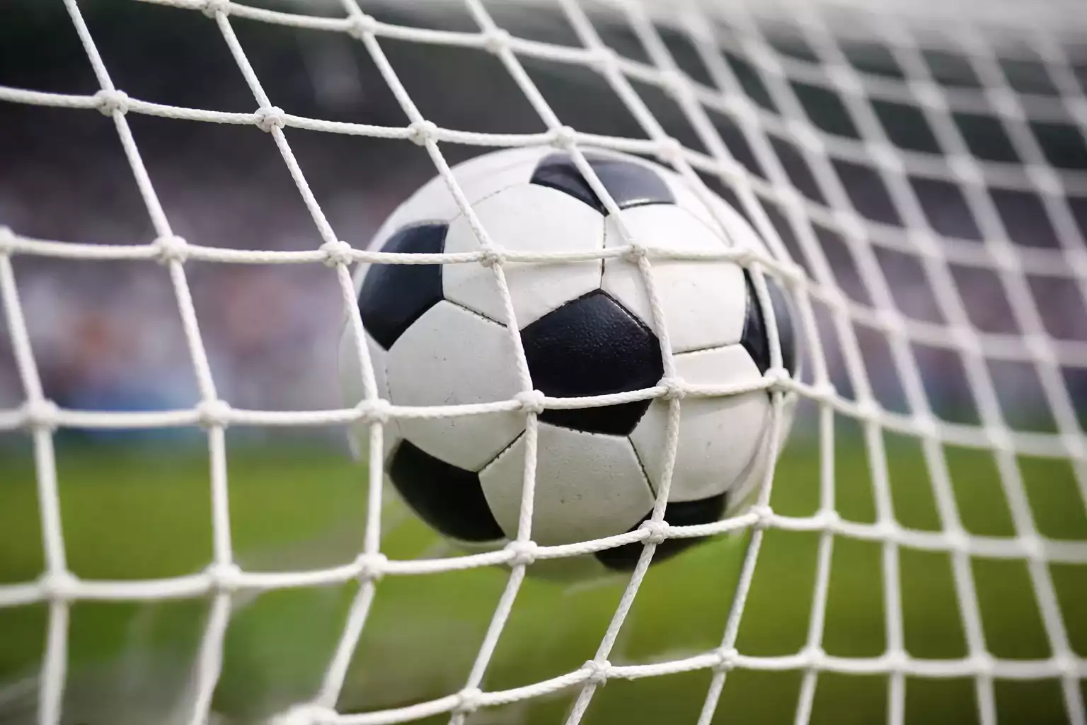 Filet de but de football vu de l'intérieur avec un ballon au fond des filets